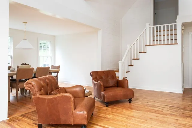 a view of a back yard