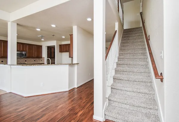 a view of entryway and kitchen