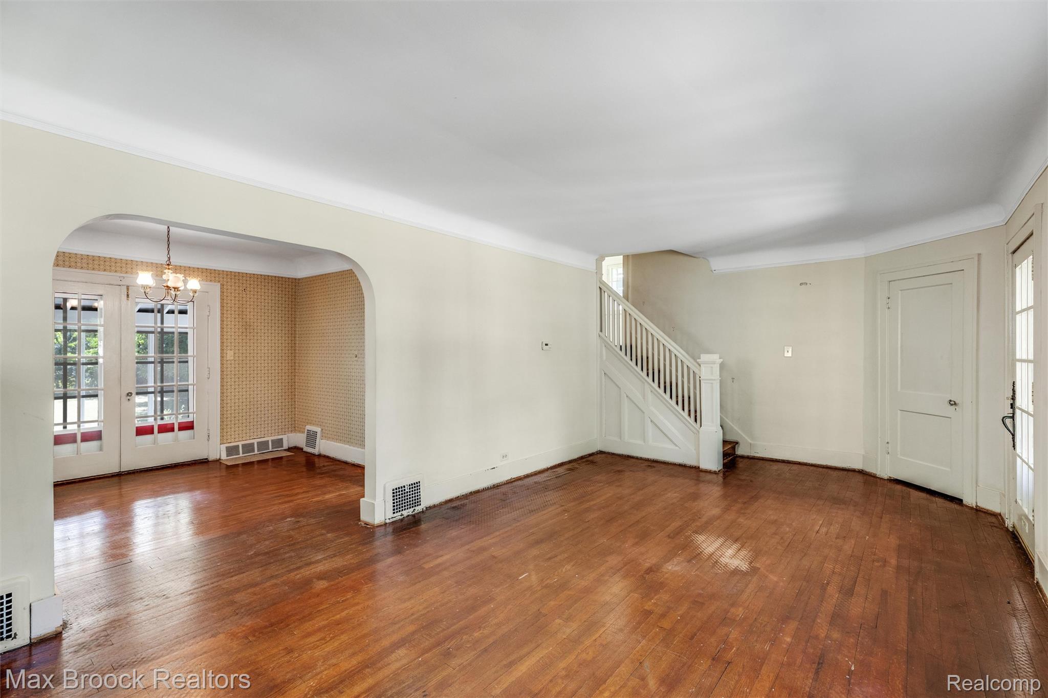 37 Hanover Road Pleasant Ridge, MI 48069 - Photo 6 of 41 Living Room