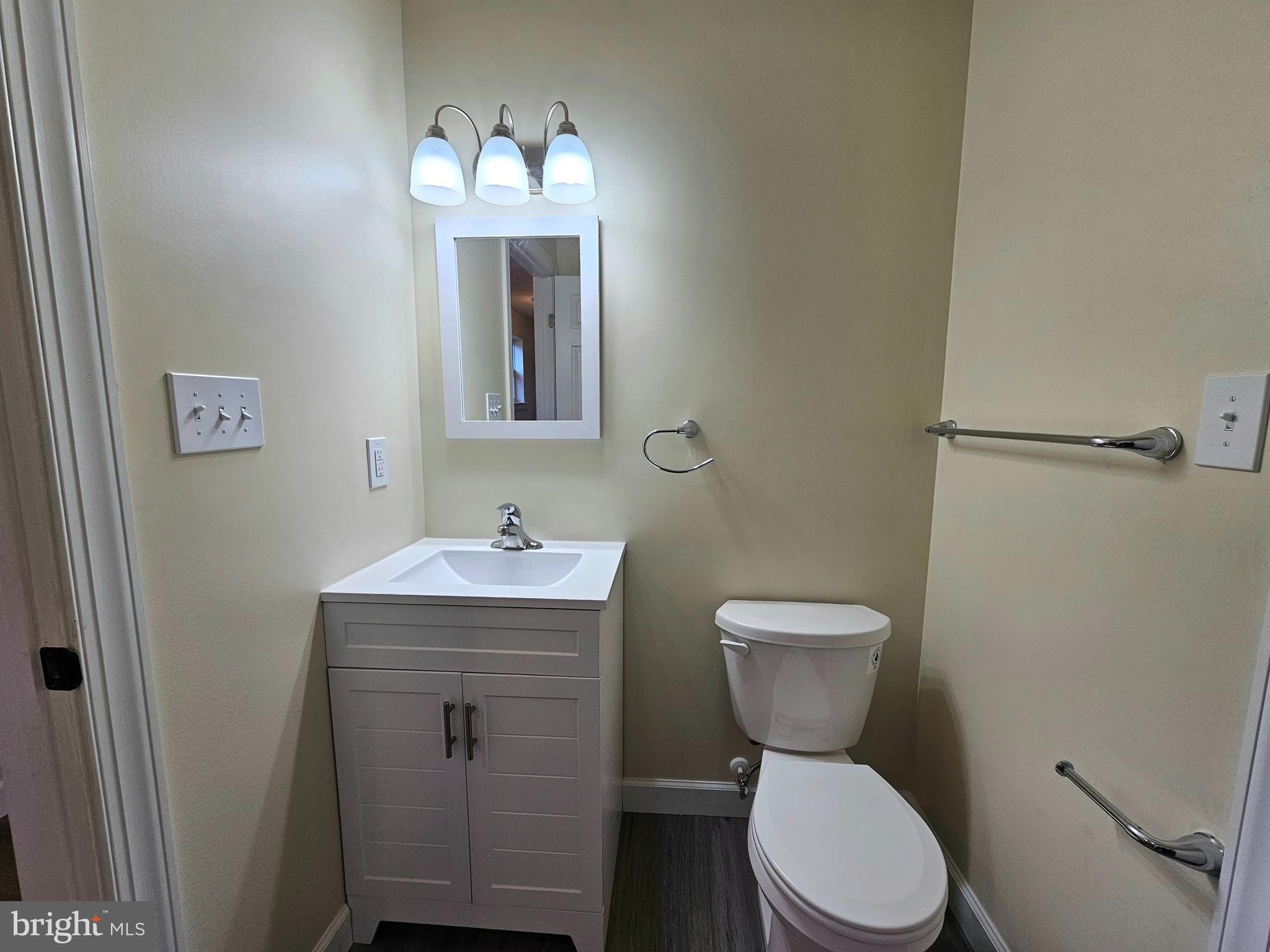 26404 Franklin Road Crisfield, MD 21817 - Photo 17 of 31 a bathroom with a toilet a sink and mirror