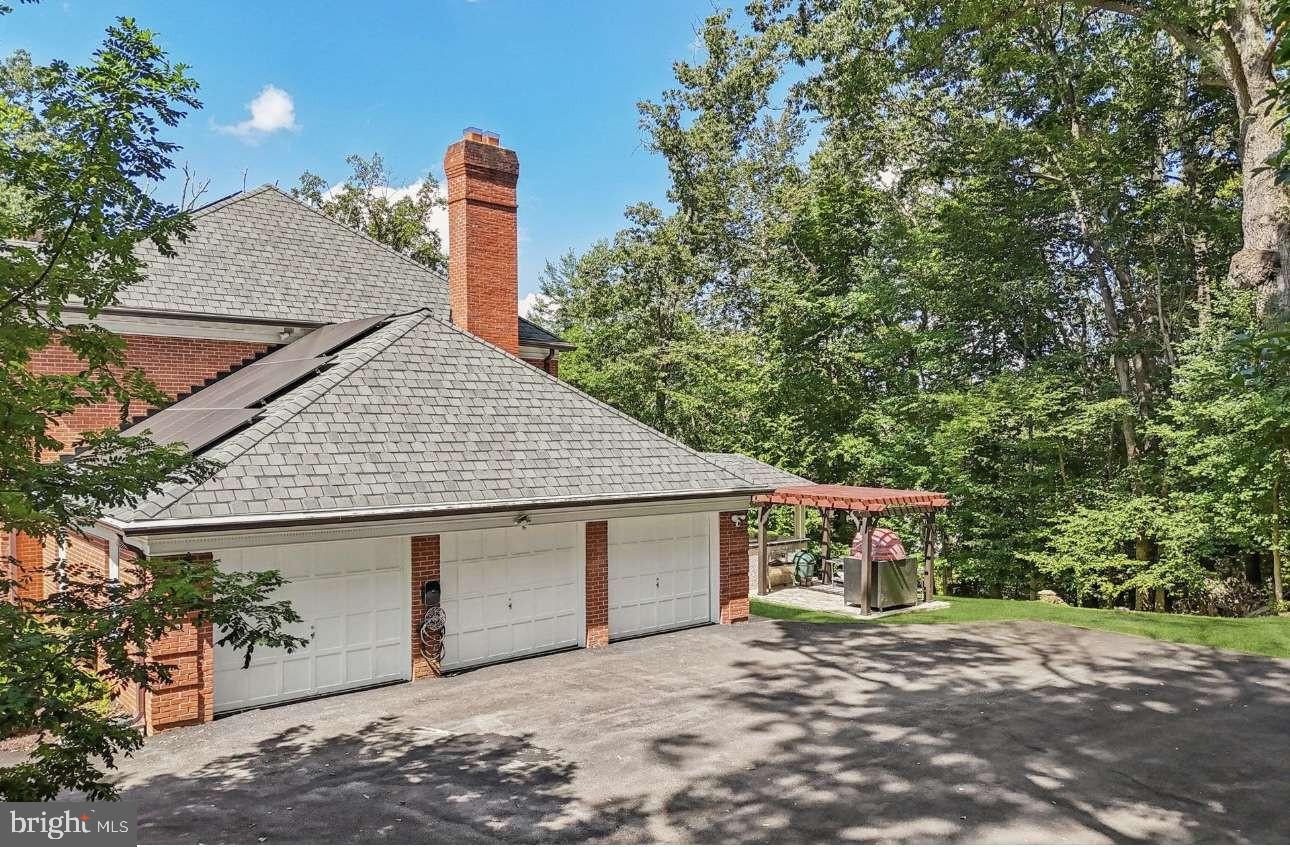 10900 Tara Road Rockville, MD 20854 - Photo 4 of 22
