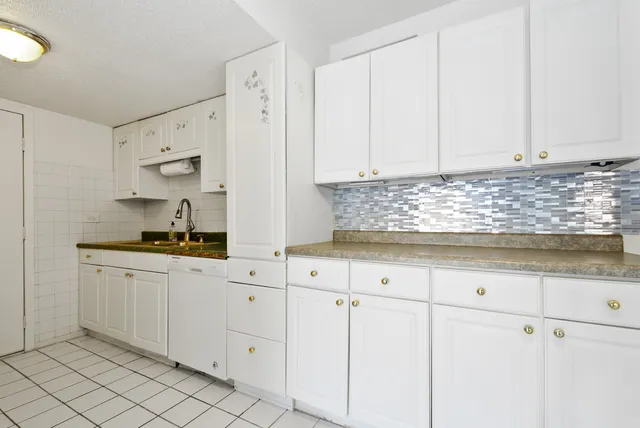 $169,900 | 7335 West 157th Street, Unit 2B, Orland Park, IL 60462