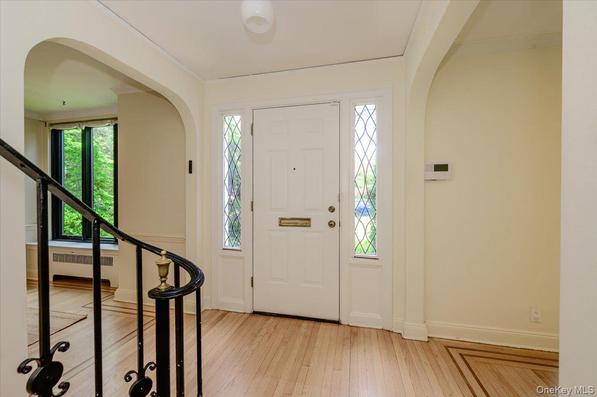 8 Parkside Drive Great Neck, NY 11021 - Photo 4 of 32