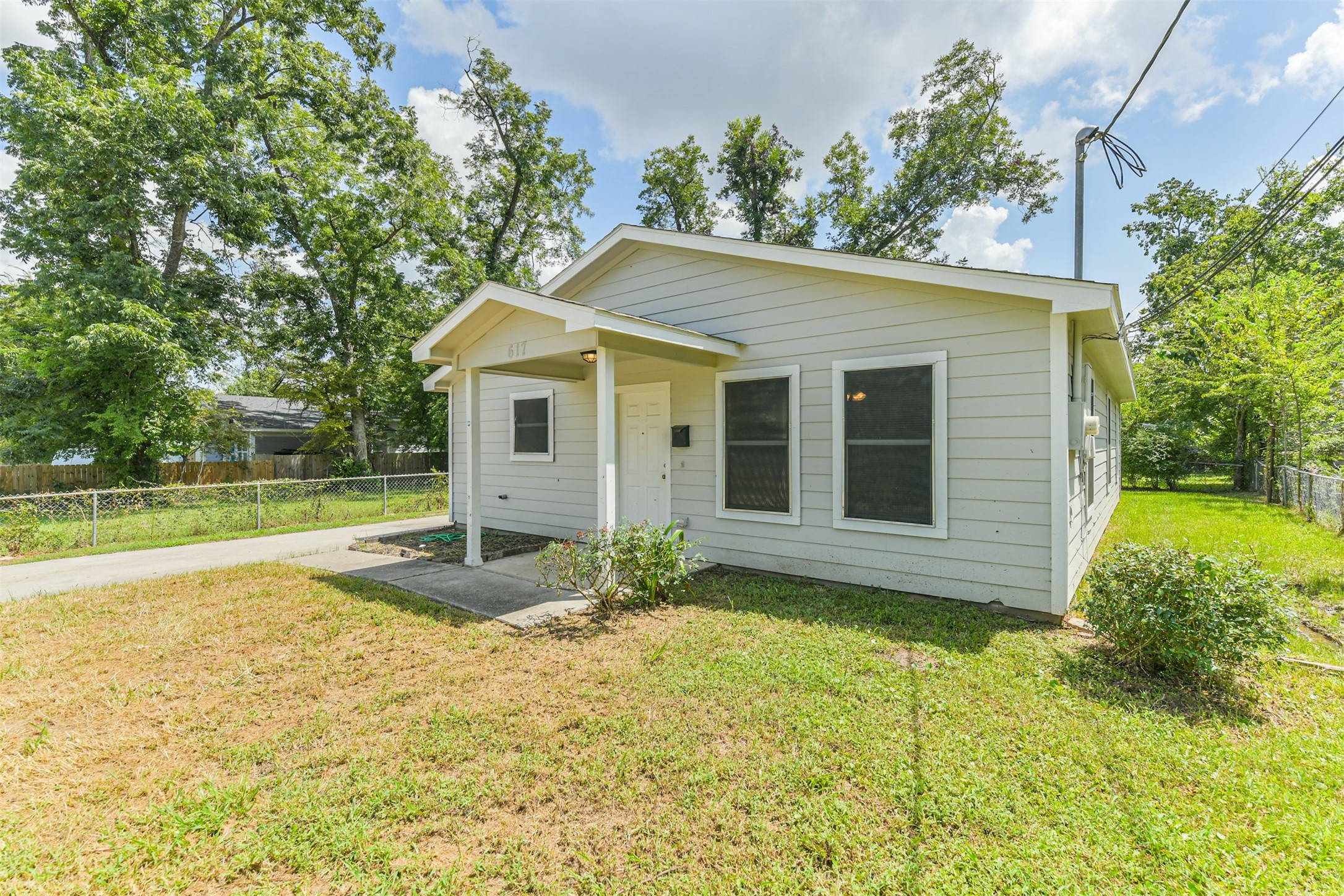 Picture perfect 3 bed/1 bath in heart of Conroe!