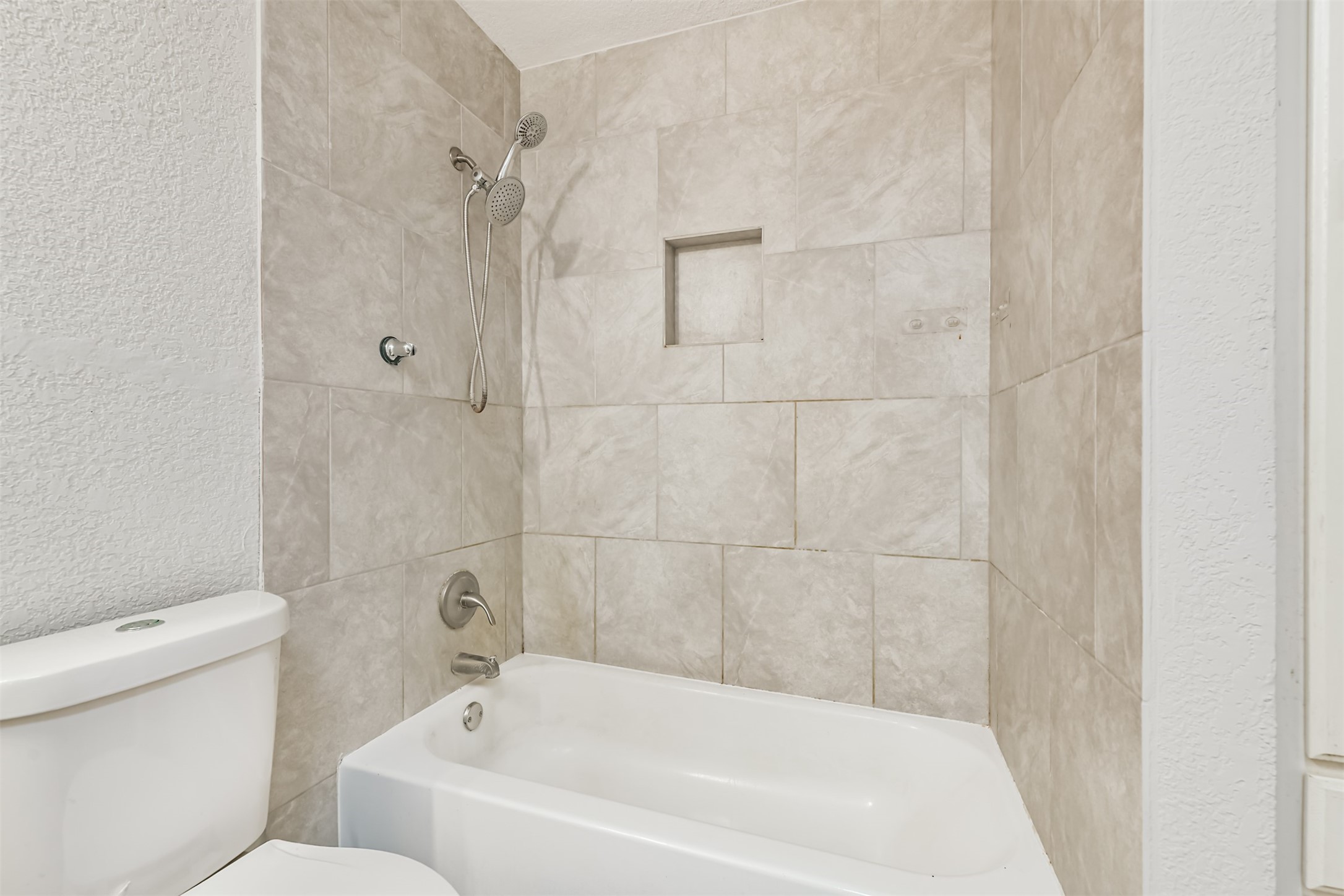 617 Avenue I Conroe, TX 77301 - Photo 17 of 19 Tile shower surround