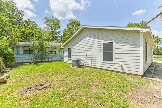 a view of a house with a backyard