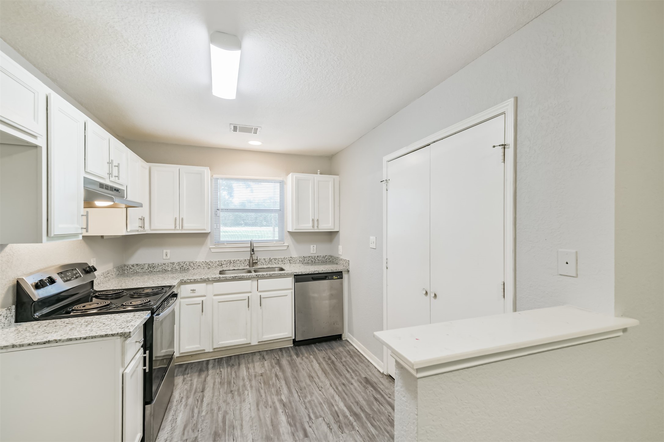 617 Avenue I Conroe, TX 77301 - Photo 7 of 19 Spacious kitchen with granite counters