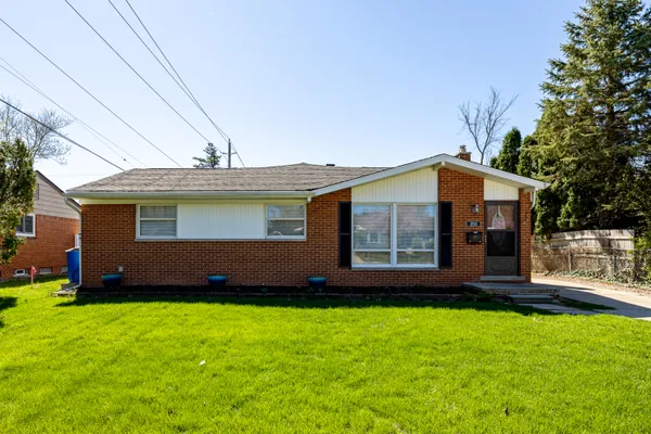 $380,000 | 350 Hollywood Drive, Saline, MI 48176