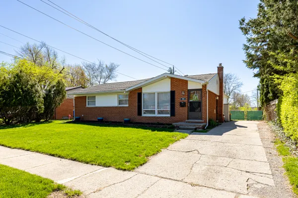 $380,000 | 350 Hollywood Drive, Saline, MI 48176