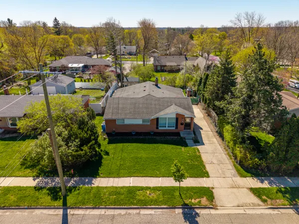$380,000 | 350 Hollywood Drive, Saline, MI 48176
