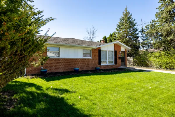 $380,000 | 350 Hollywood Drive, Saline, MI 48176
