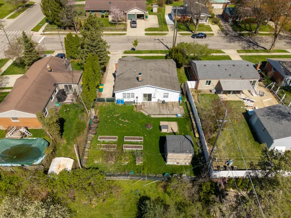 $380,000 | 350 Hollywood Drive, Saline, MI 48176