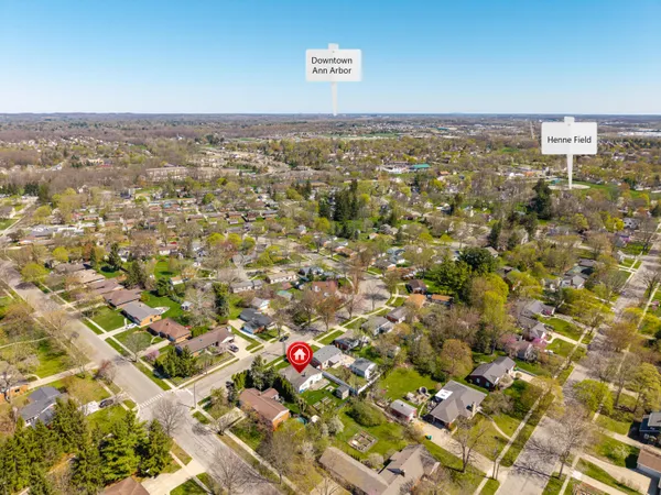 $380,000 | 350 Hollywood Drive, Saline, MI 48176