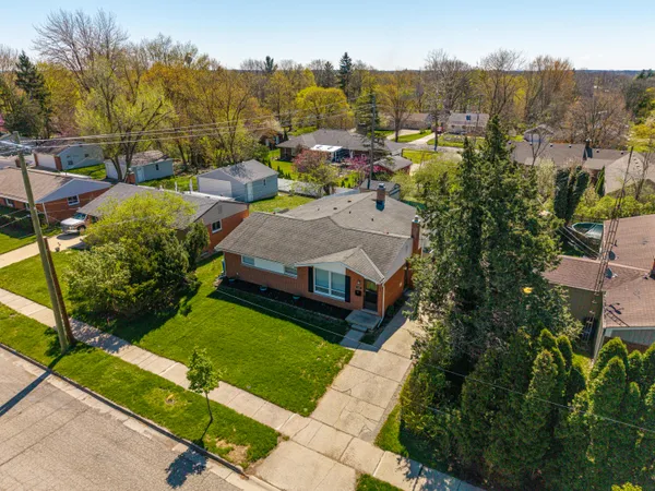 $380,000 | 350 Hollywood Drive, Saline, MI 48176