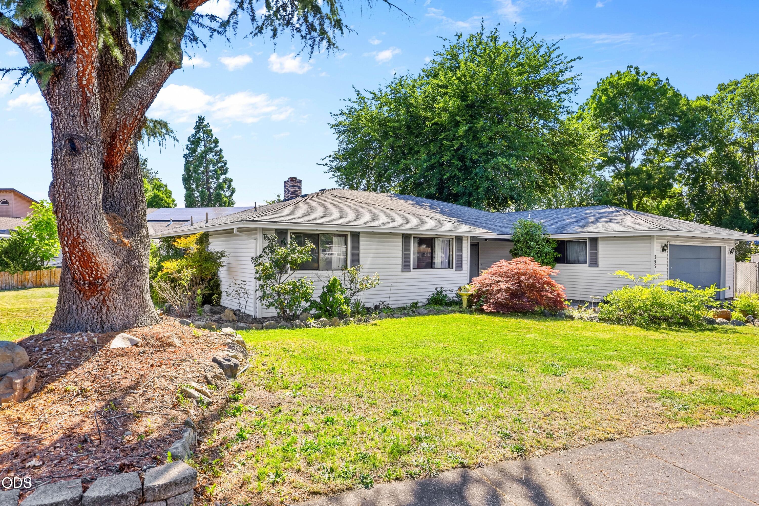 2951 Barclay Road Medford, OR 97504 - Photo 2 of 37