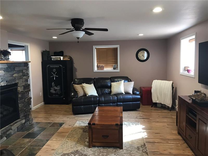 256 Old Plank Road Butler, PA 16002 - Photo 8 of 25 Living room