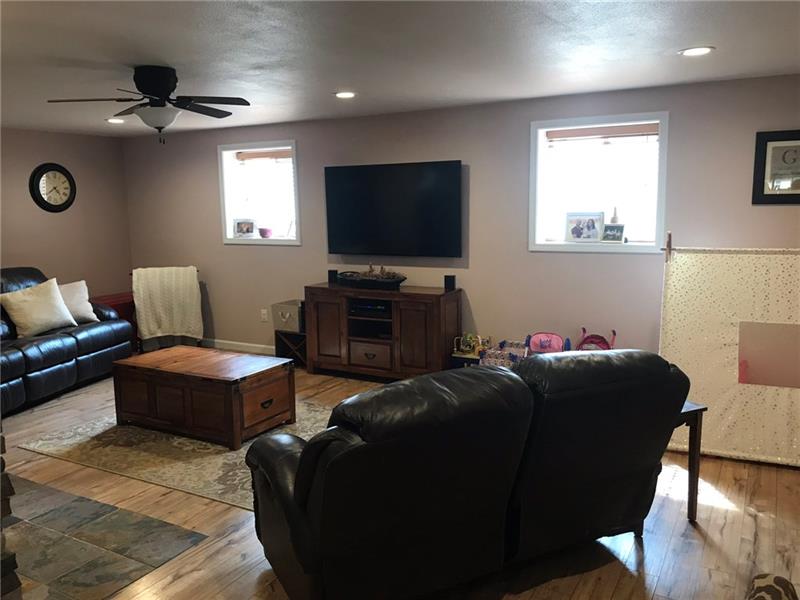 256 Old Plank Road Butler, PA 16002 - Photo 9 of 25 Living room