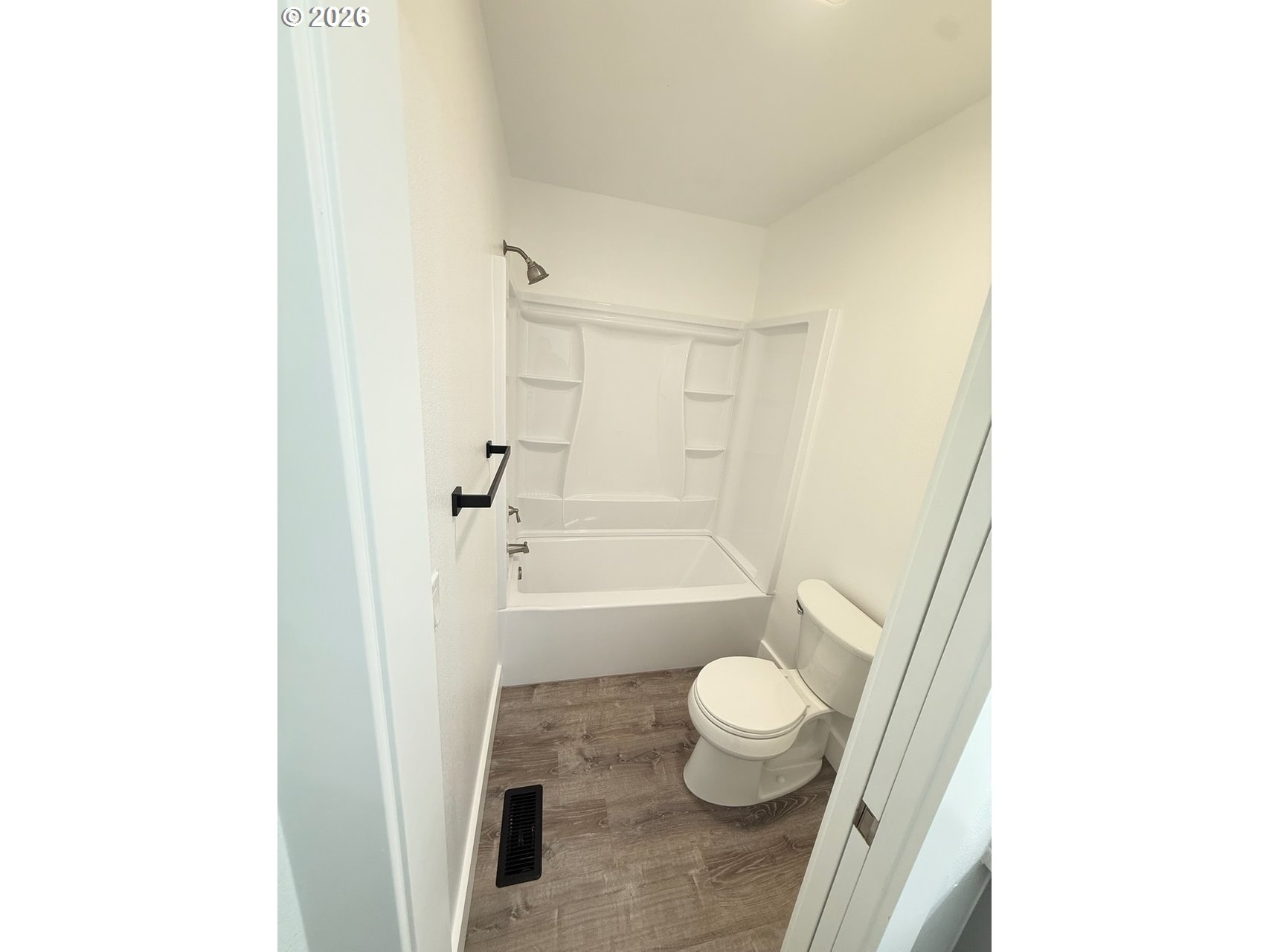905 Monroe Street Harrisburg, OR 97446 - Photo 18 of 31 a bathroom with a bathtub and toilet
