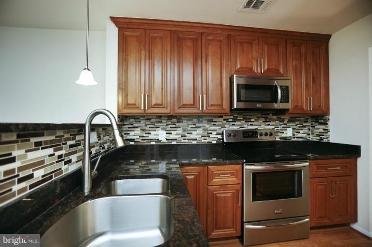8728 Ridge Hollow Court Springfield, VA 22152 - Photo 21 of 29 Kitchen