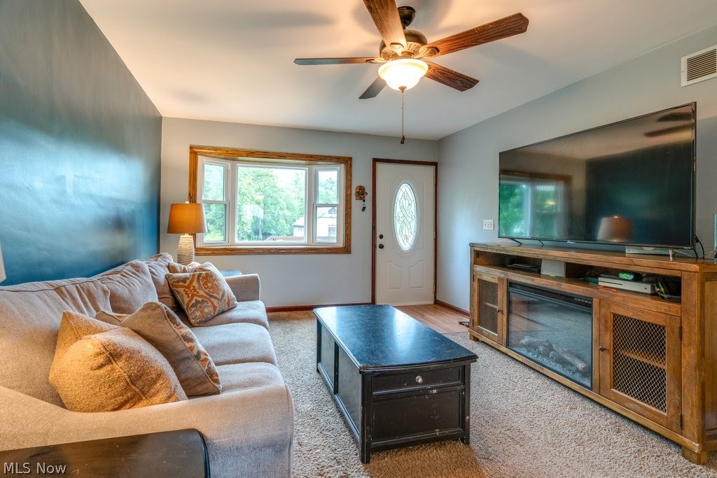 2485 Graham Road Stow, OH 44224 - Photo 7 of 25 Living room with bay window