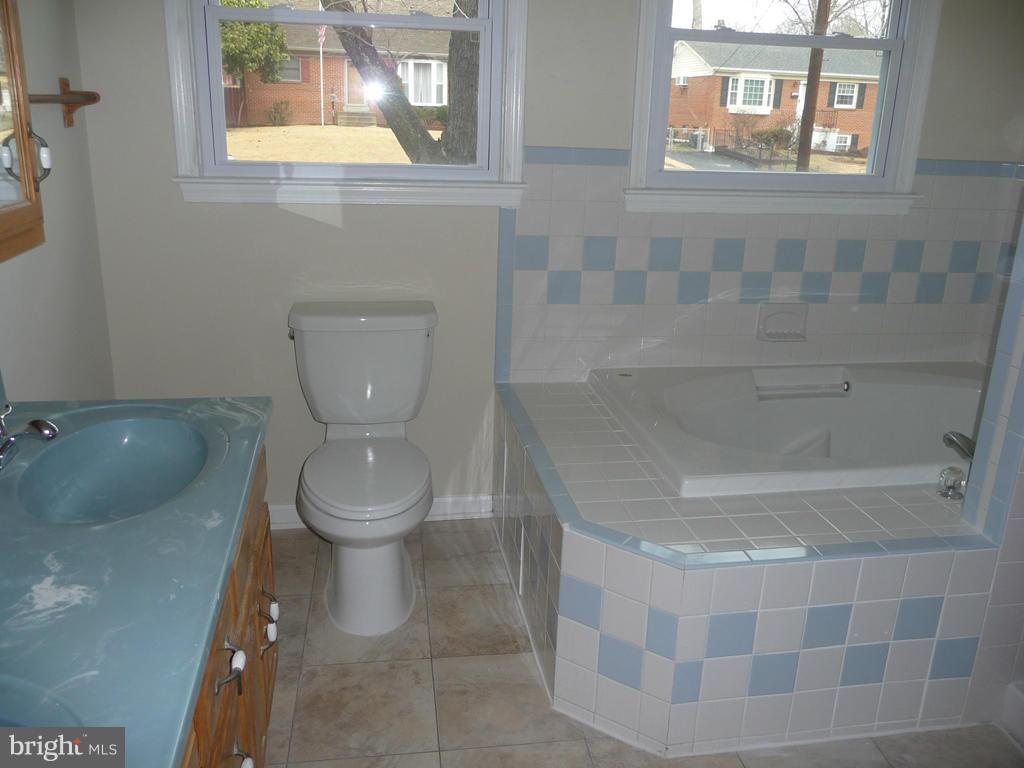 1823 Halifax Road Woodbridge, VA 22191 - Photo 13 of 22 Bath (Master)