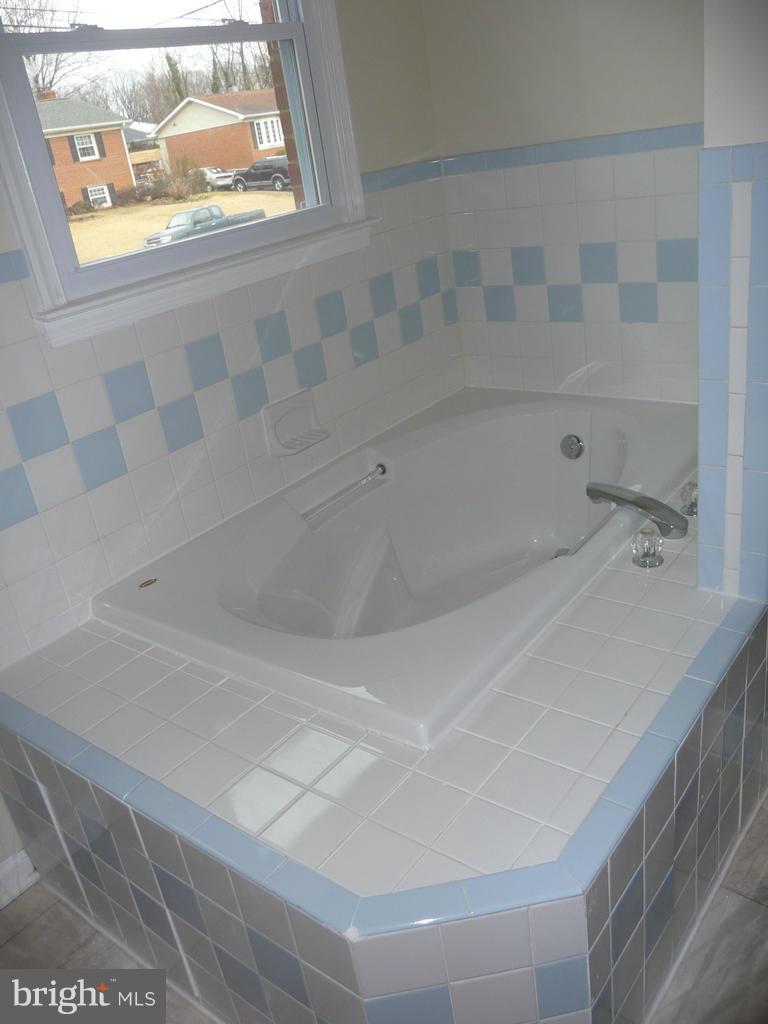 1823 Halifax Road Woodbridge, VA 22191 - Photo 14 of 22 Bath (Master)