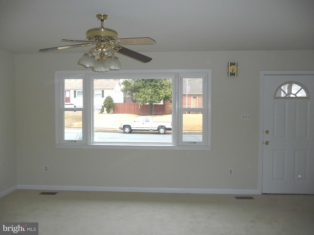 1823 Halifax Road Woodbridge, VA 22191 - Photo 4 of 22 Living Room
