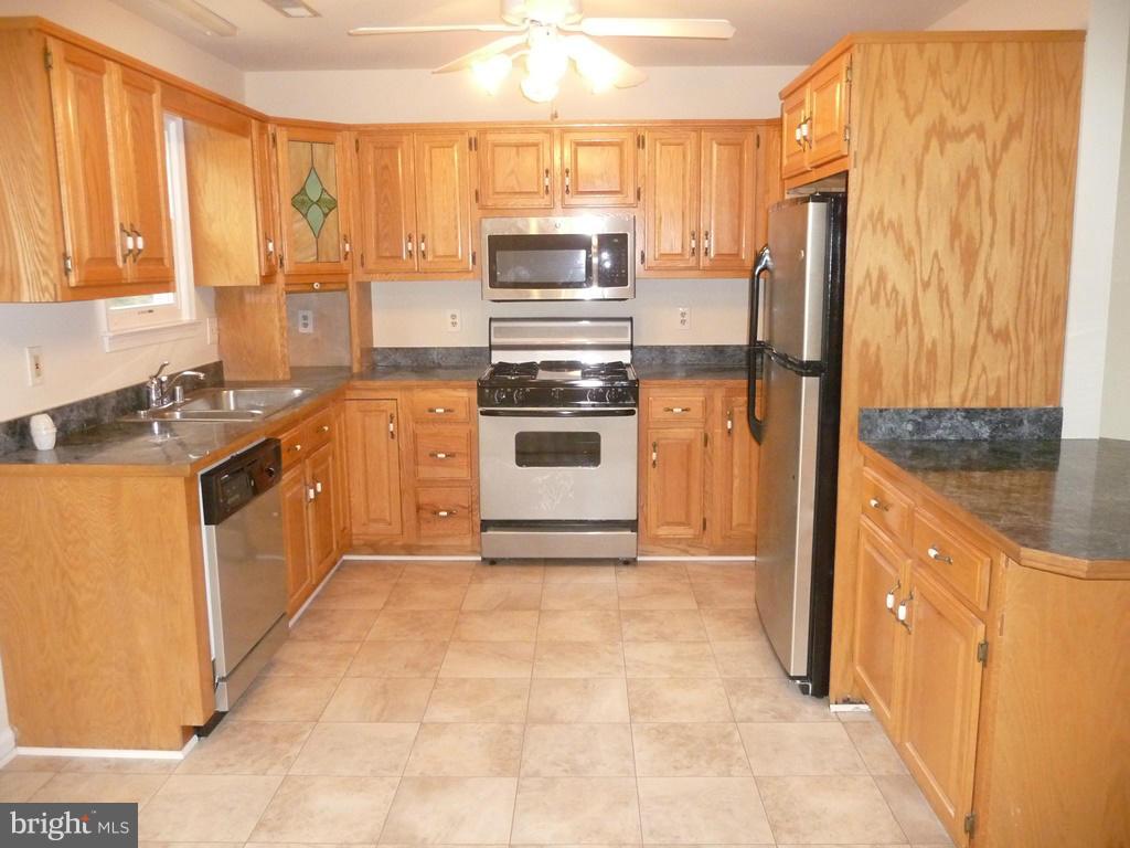 1823 Halifax Road Woodbridge, VA 22191 - Photo 7 of 22 Kitchen