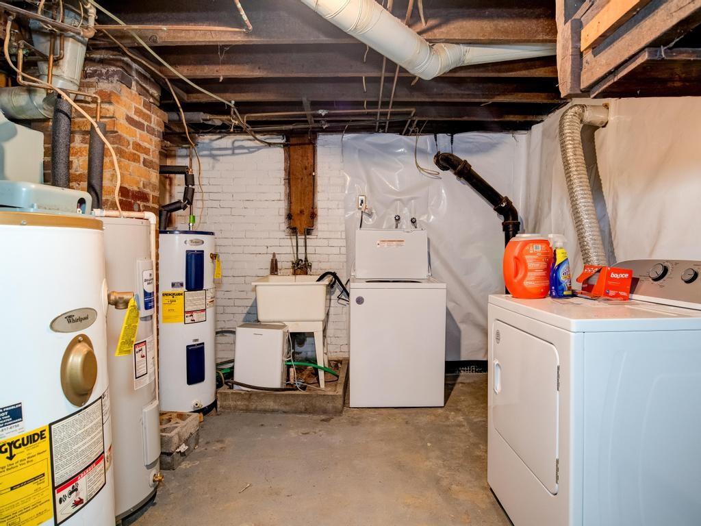406 Connecticut Avenue Rochester, PA 15074 - Photo 14 of 25 a utility room with dryer and washer