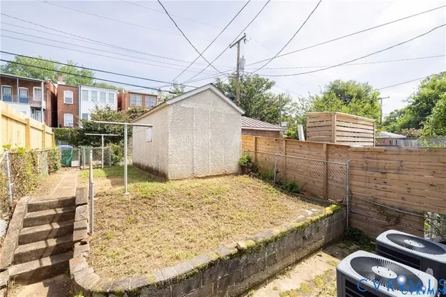 a view of a backyard