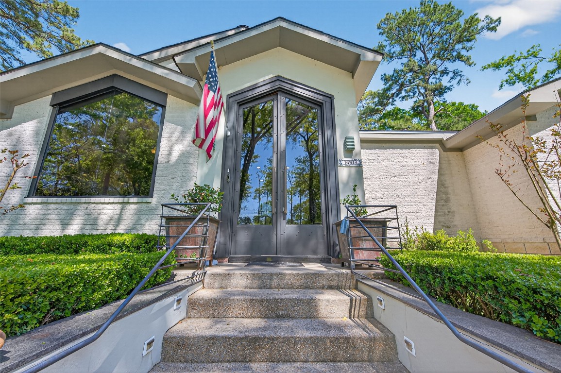 16914 Creeksouth Road Houston, TX 77068 - Photo 4 of 50 a front view of a house with garden