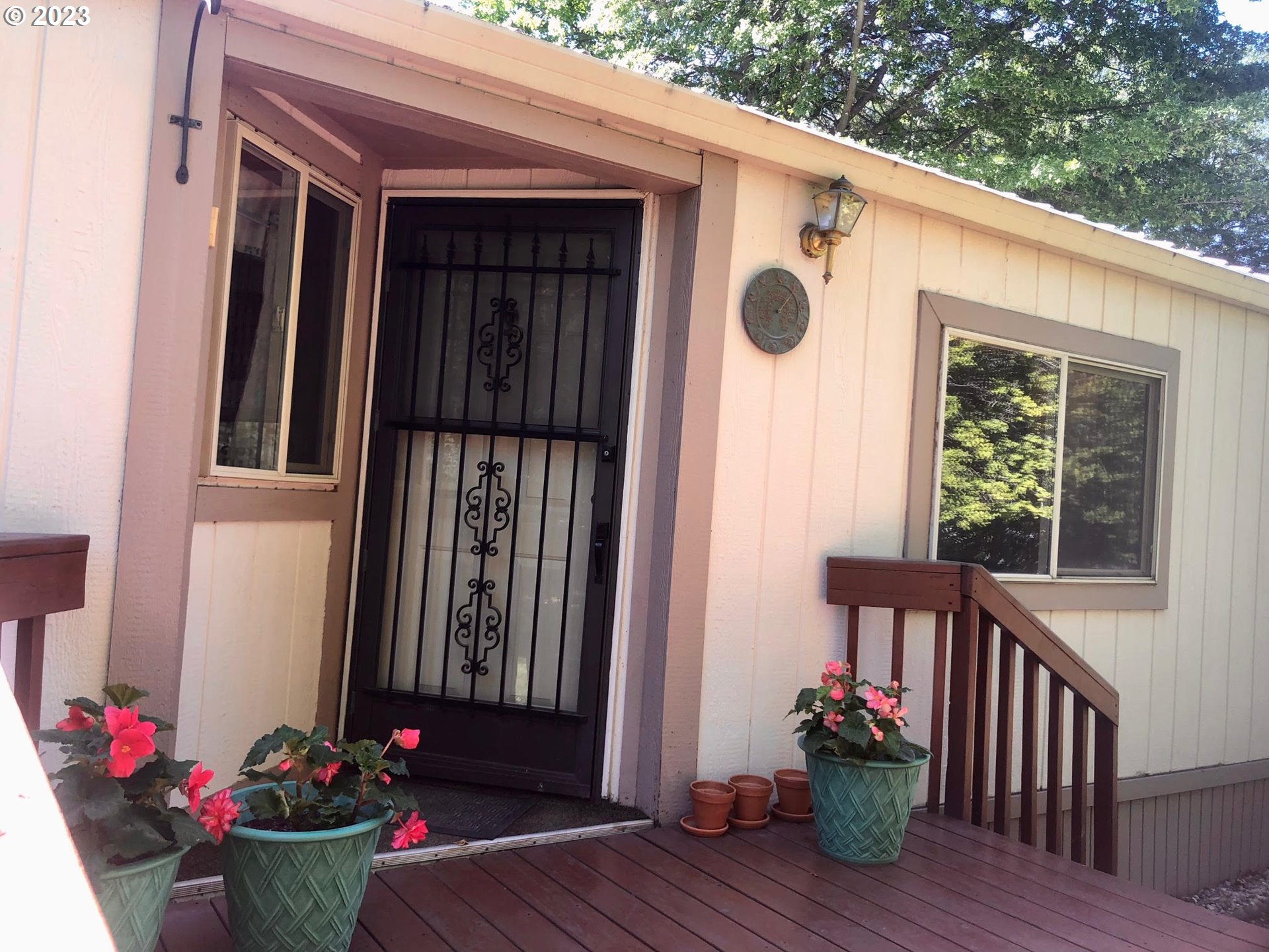 1809 26th Street, Unit 77 La Grande, OR 97850 - Photo 24 of 41 a view of a porch with potted plants