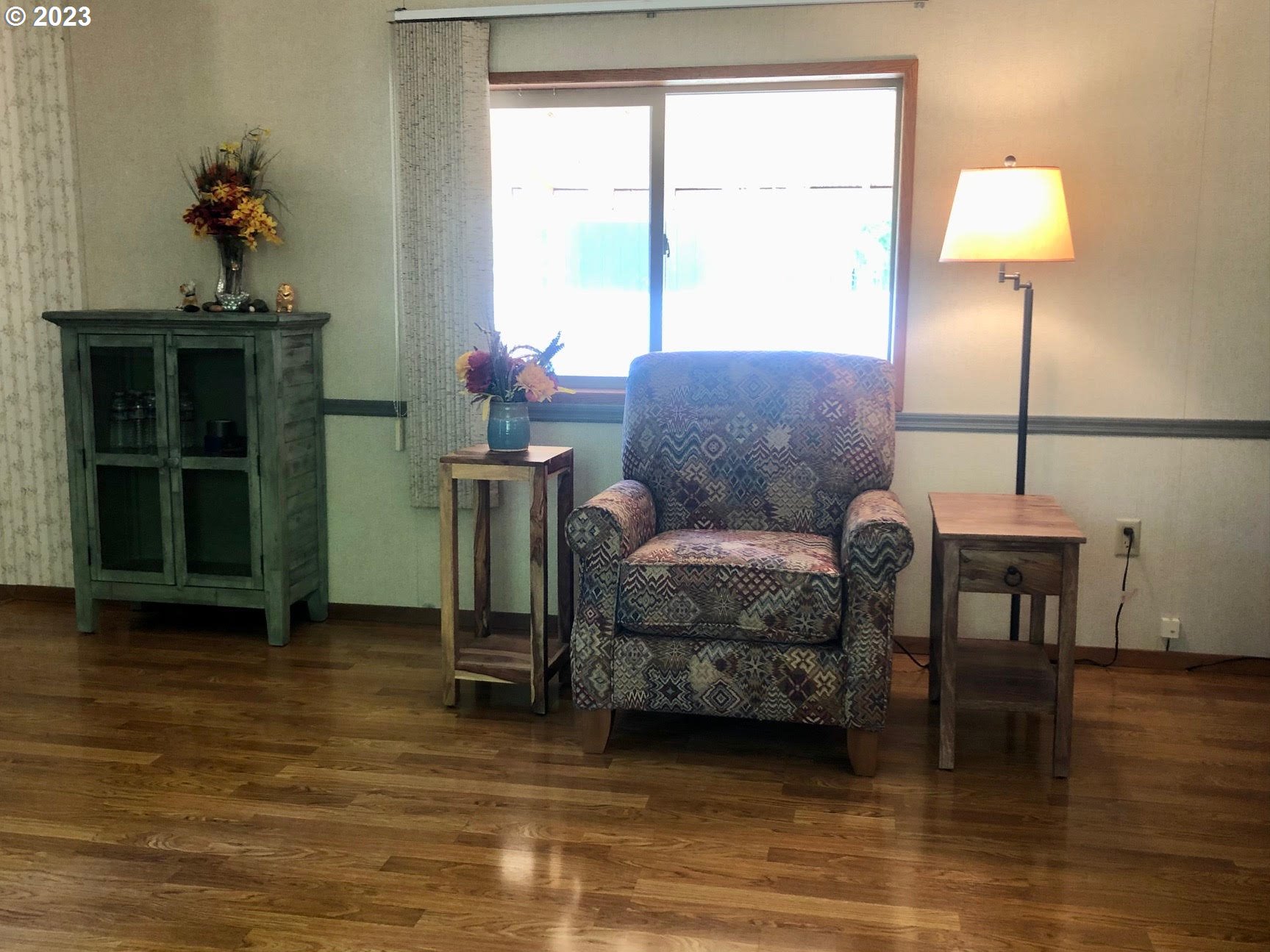 1809 26th Street, Unit 77 La Grande, OR 97850 - Photo 4 of 41 a living room with furniture and a window