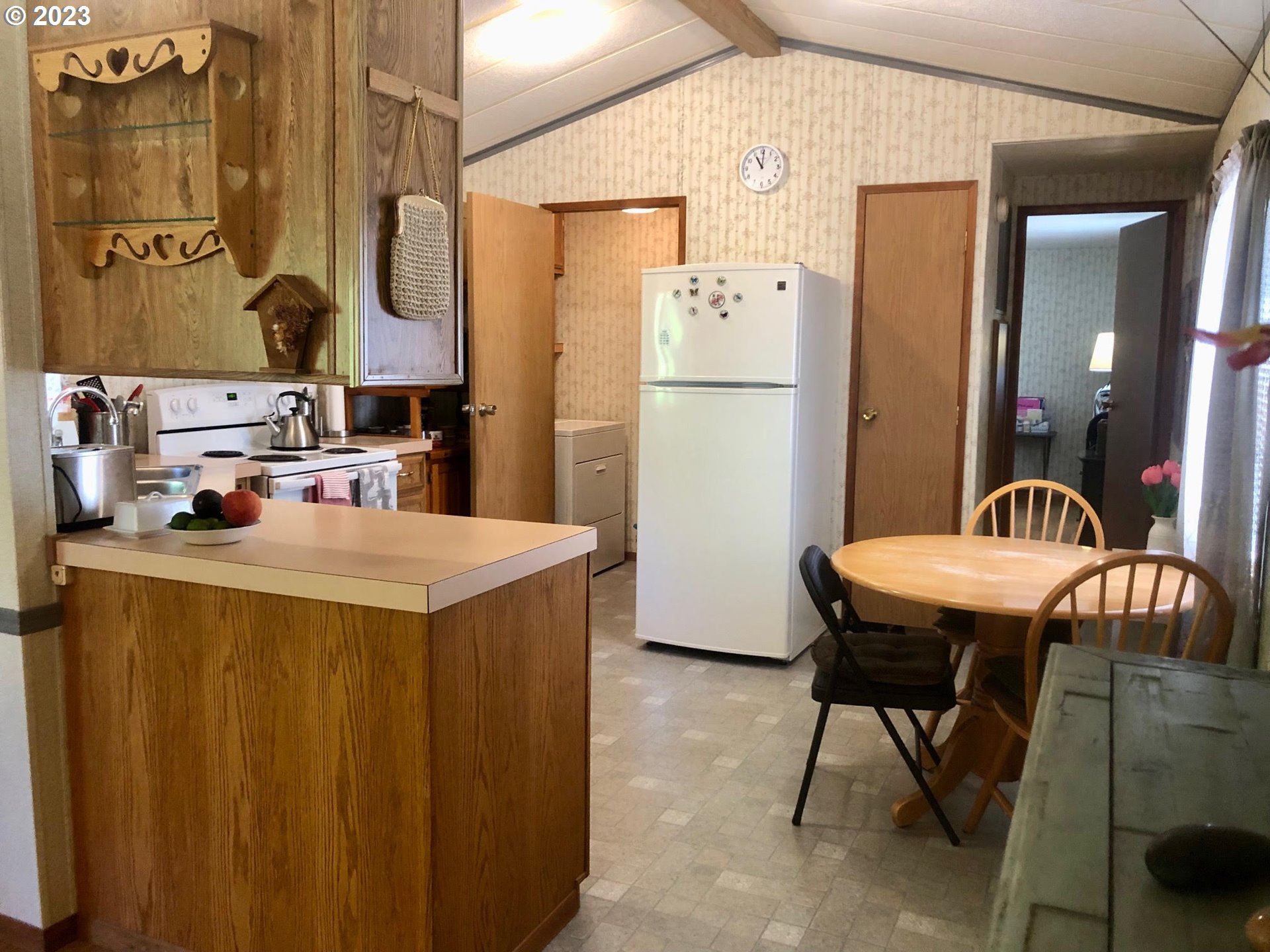 1809 26th Street, Unit 77 La Grande, OR 97850 - Photo 6 of 41 a kitchen that has a table and chairs in it