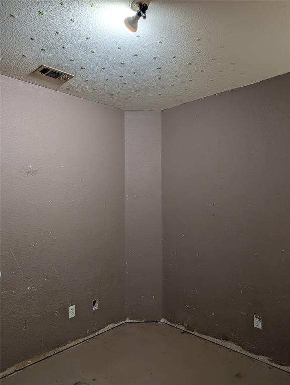 2301 Springmere Drive Arlington, TX 76012 - Photo 17 of 34 an empty room with a fan