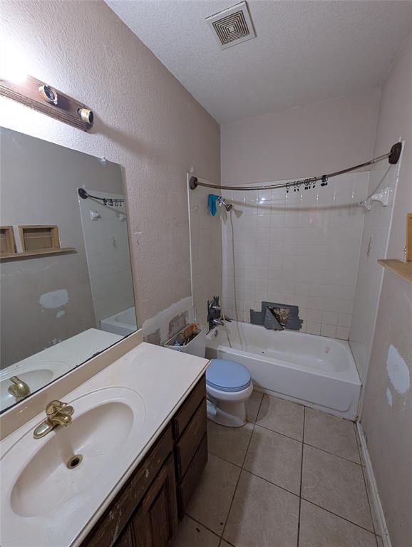 2301 Springmere Drive Arlington, TX 76012 - Photo 21 of 34 a bathroom with a sink a toilet and shower