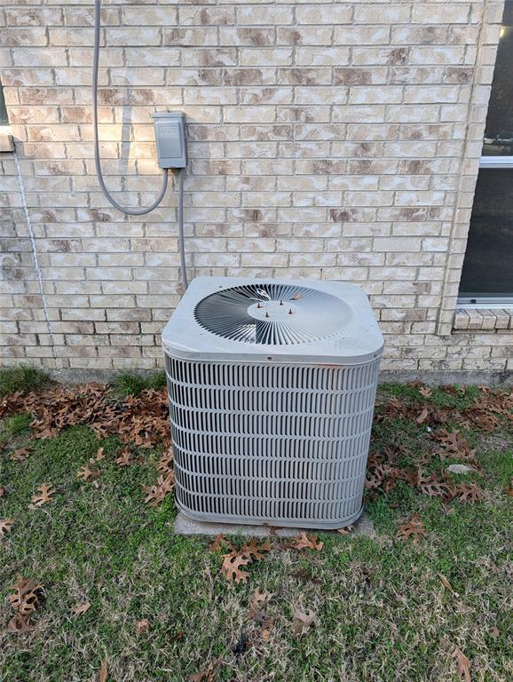 2301 Springmere Drive Arlington, TX 76012 - Photo 27 of 34 a bathroom with a sink and a bathtub