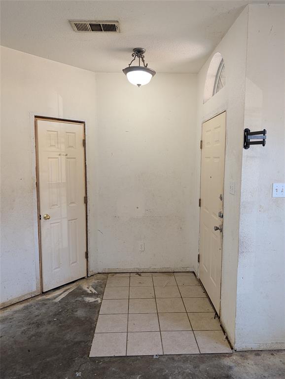 2301 Springmere Drive Arlington, TX 76012 - Photo 3 of 34 an empty room with an entryway