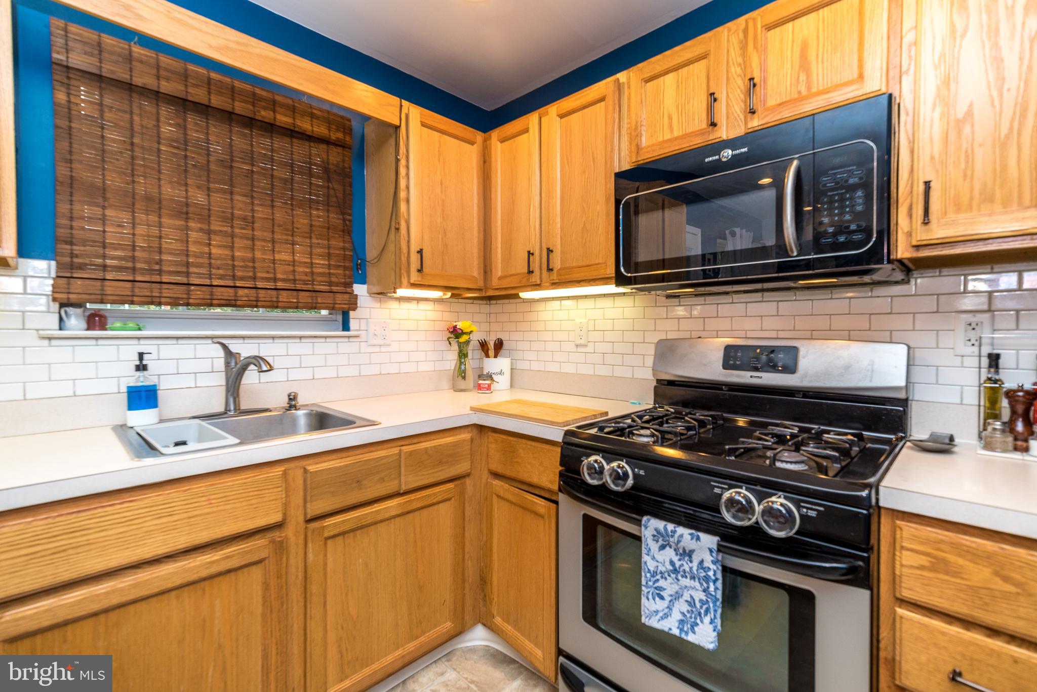 7923 Ridge Avenue, Unit 39 Philadelphia, PA 19128 - Photo 13 of 32 Kitchen with gas cooking