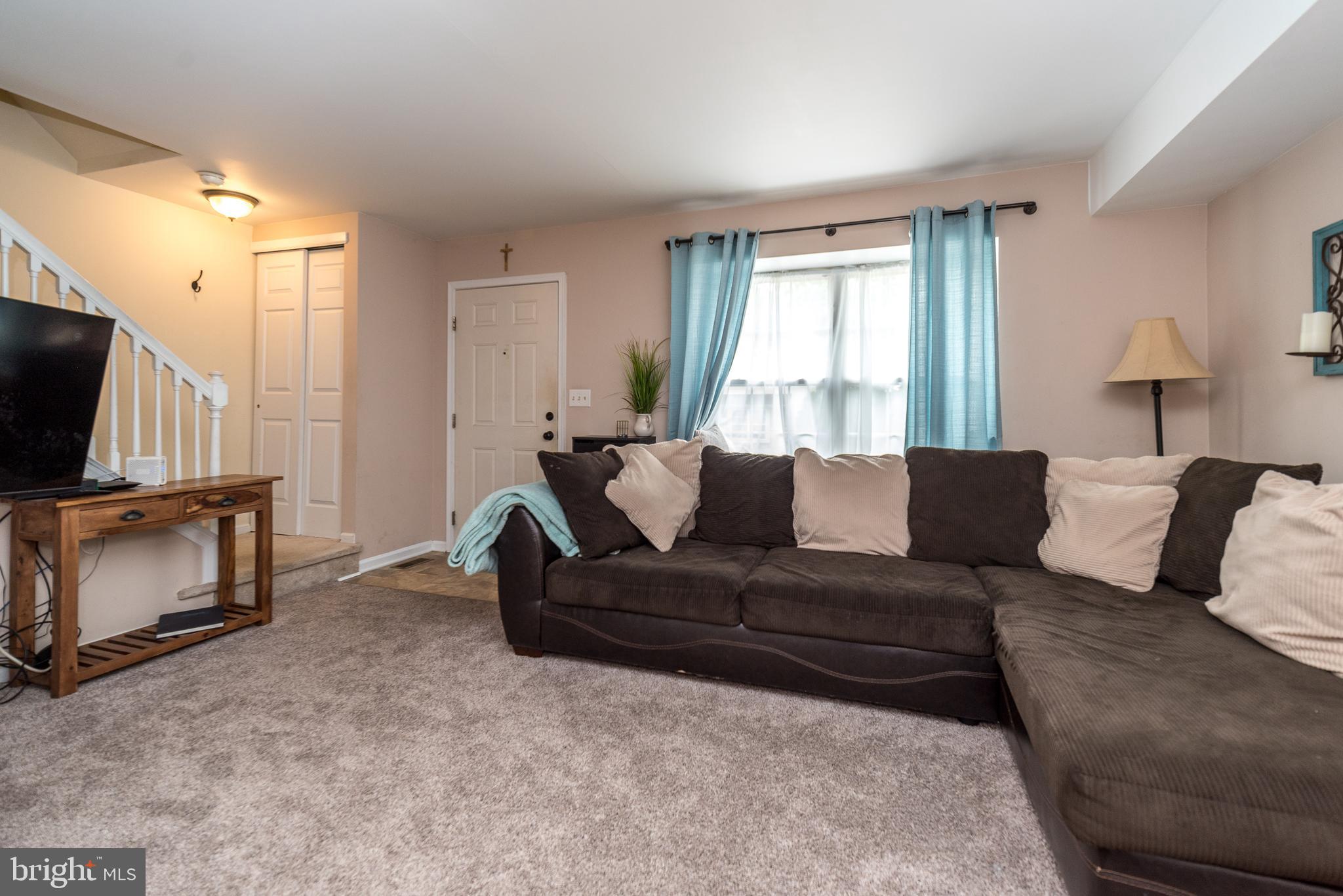 7923 Ridge Avenue, Unit 39 Philadelphia, PA 19128 - Photo 5 of 32 Spacious family room