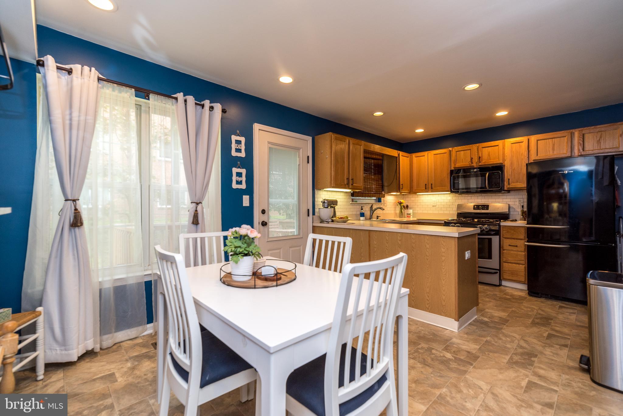 7923 Ridge Avenue, Unit 39 Philadelphia, PA 19128 - Photo 10 of 32 Dining area to kitchen