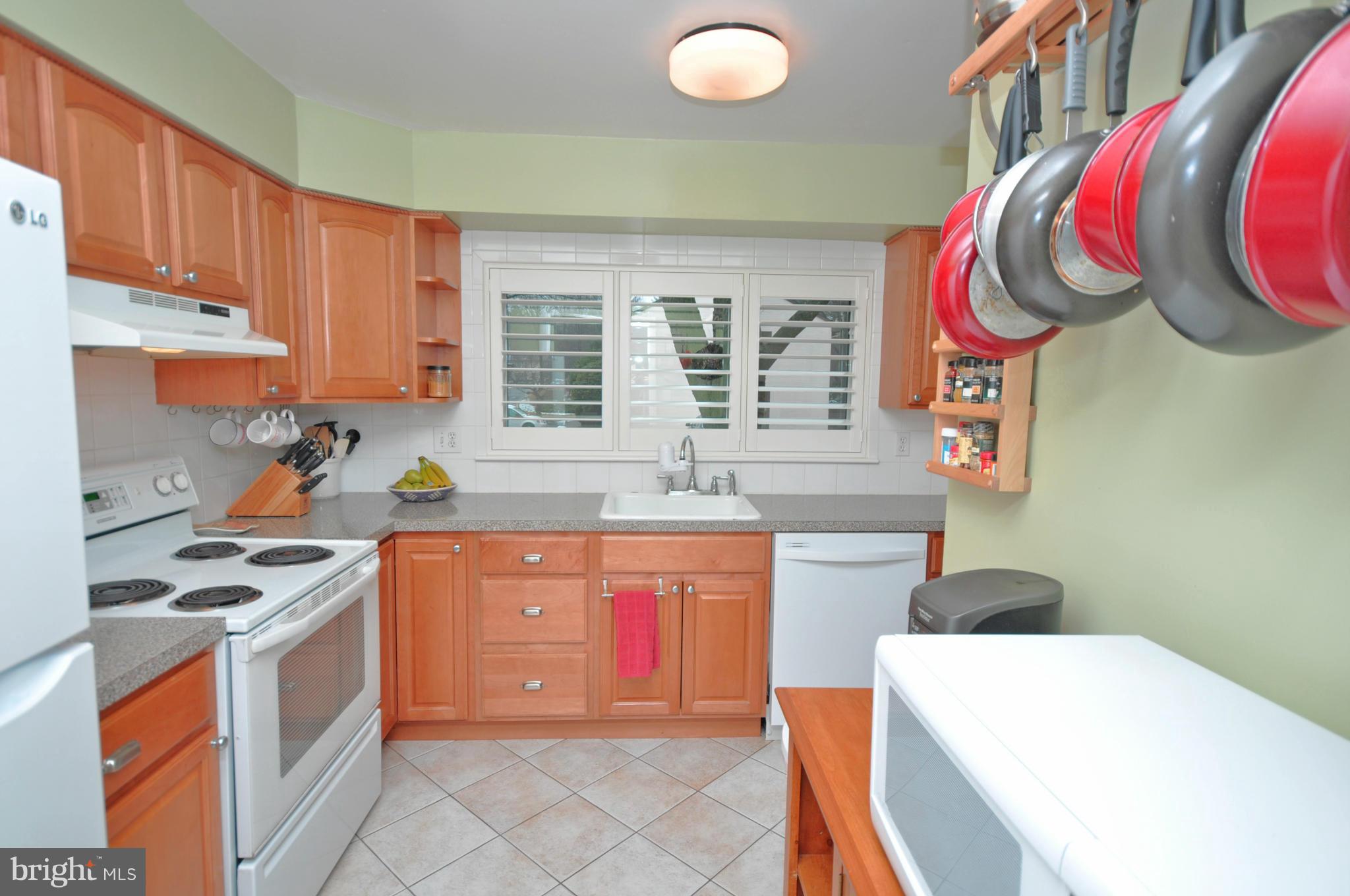 2013 Golf Course Drive Reston, VA 20191 - Photo 11 of 30 Kitchen