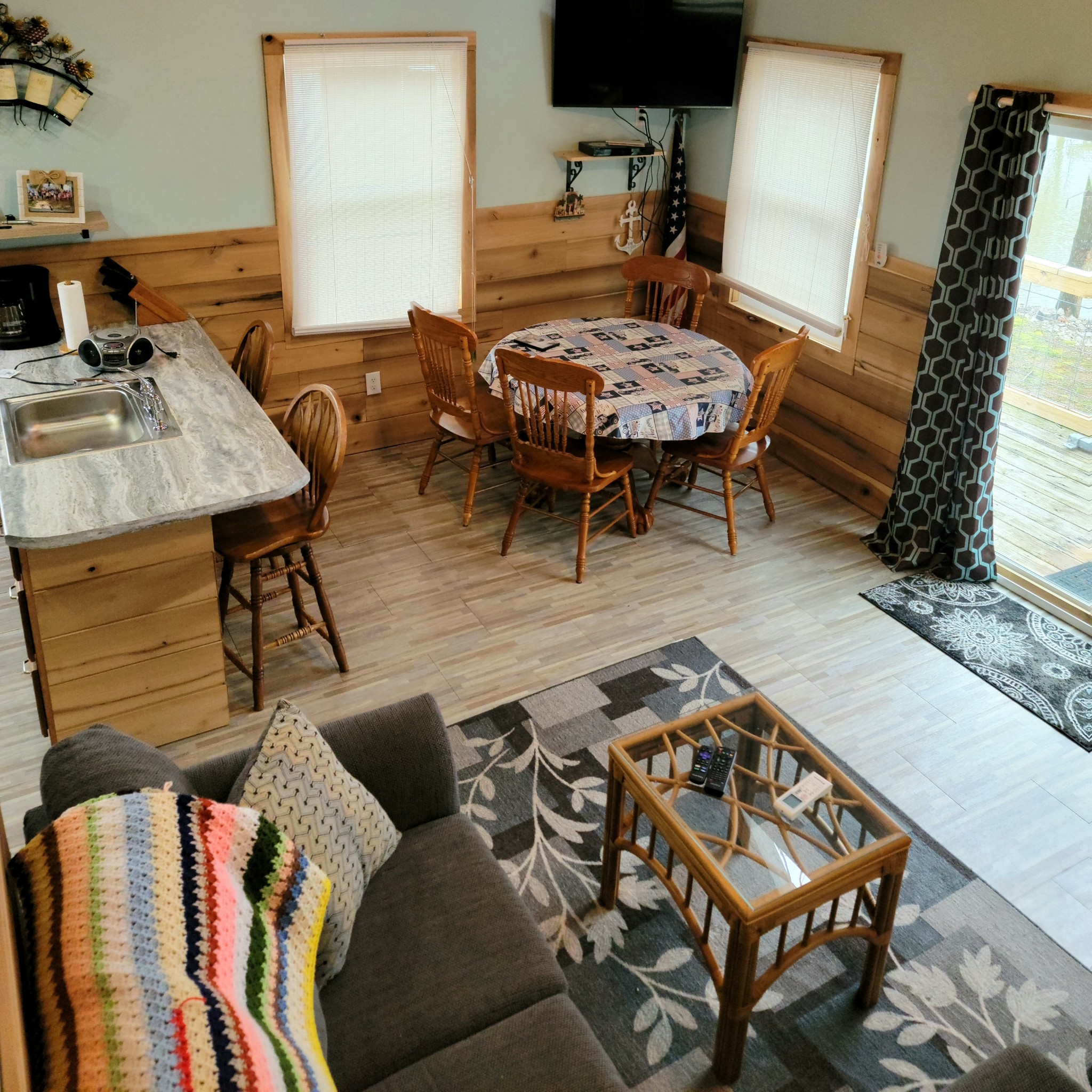 485 Creekside View Lane Decaturville, TN 38329 - Photo 4 of 31 a living room with furniture rug and wooden floor