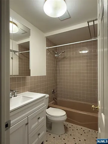 $3,200 | 724 6th Street, Unit 1, Carlstadt, NJ 07072