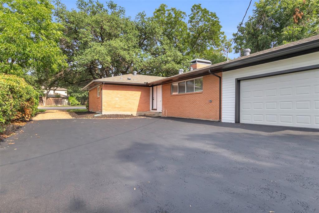 11107 Hillcrest Road Dallas, TX 75230 - Photo 27 of 29 a view of garage and yard