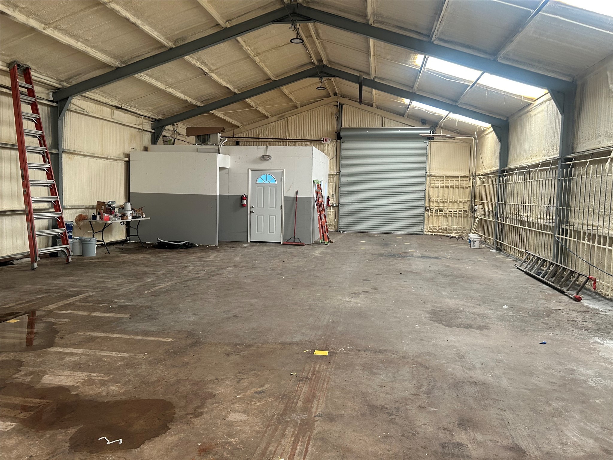 6936 Lozier Street Houston, TX 77021 - Photo 5 of 6 a view of a garage