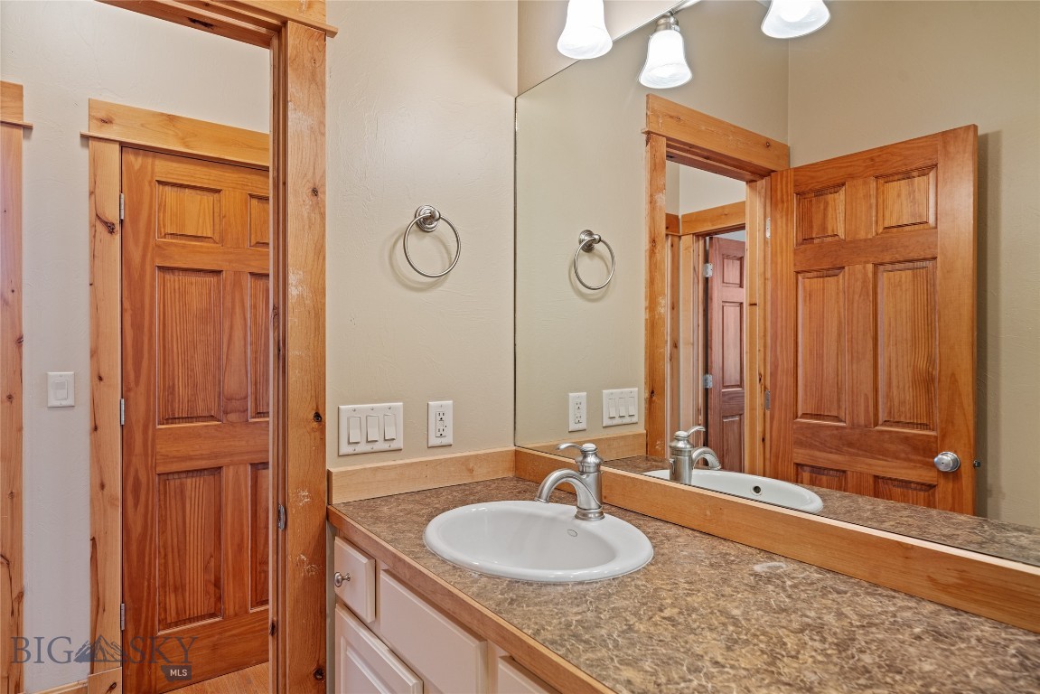 1117 Antelope Ridge Road Belgrade, MT 59714 - Photo 29 of 74 Hallway full bathroom