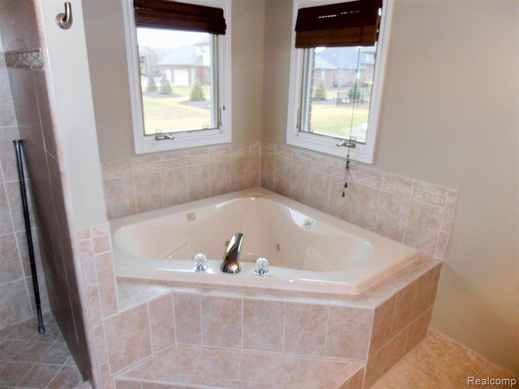 21391 Raintree Drive Macomb, MI 48044 - Photo 10 of 13 P1010950.jpg