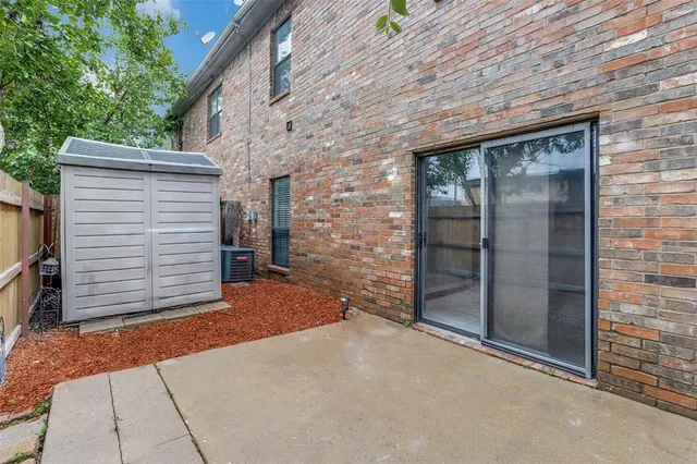 a view of backyard of the house