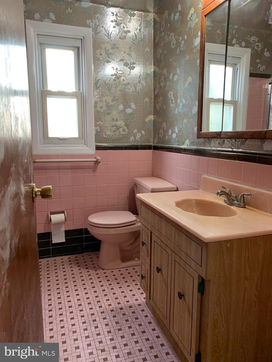 644 South Eagle Road Havertown, PA 19083 - Photo 14 of 26 Upstairs bathroom